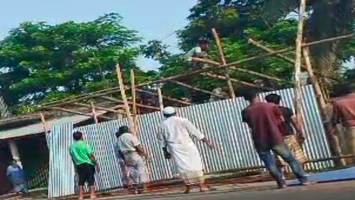পেকুয়ায় প্রবাসীর স্ত্রীকে জিম্মি করে জায়গা দখলে নিয়ে দোকানঘর নির্মাণ